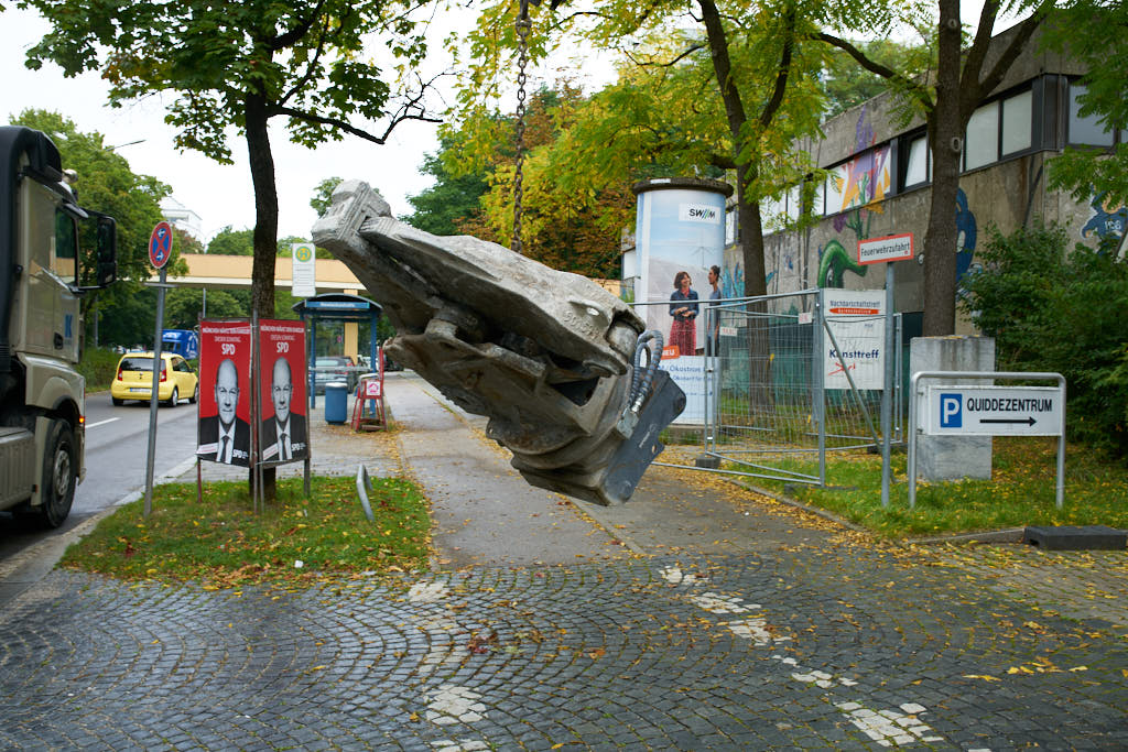 20.09.2021 - Schwere Geräte werden in das Quiddezentrum gefahren