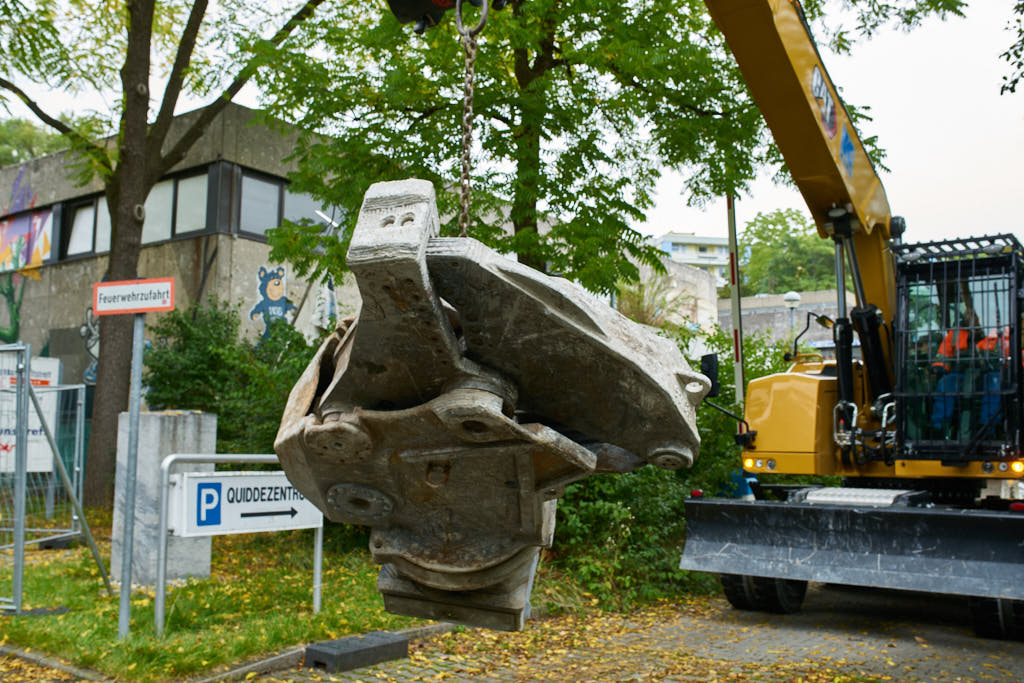 20.09.2021 - Schwere Geräte werden in das Quiddezentrum gefahren