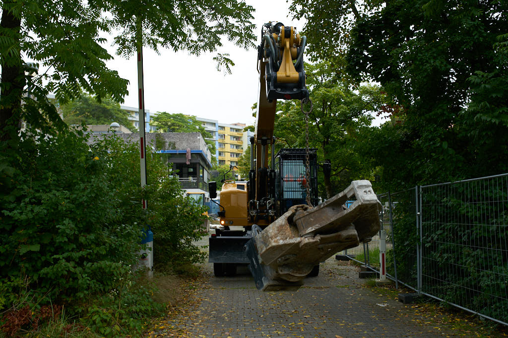 20.09.2021 - Schwere Geräte werden in das Quiddezentrum gefahren