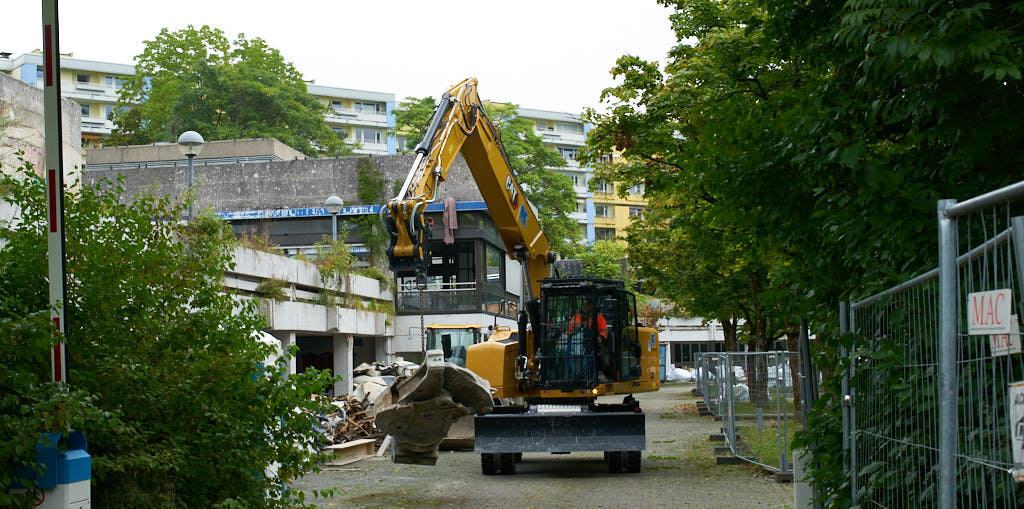 20.09.2021 - Schwere Geräte werden in das Quiddezentrum gefahren