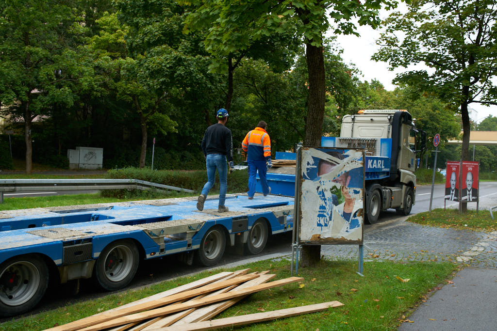 20.09.2021 - Schwere Geräte werden in das Quiddezentrum gefahren