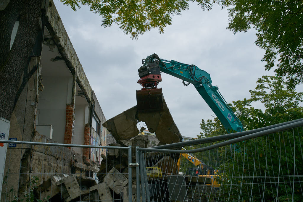 21.09.2021 - Die Abrissarbeiten haben begonnen