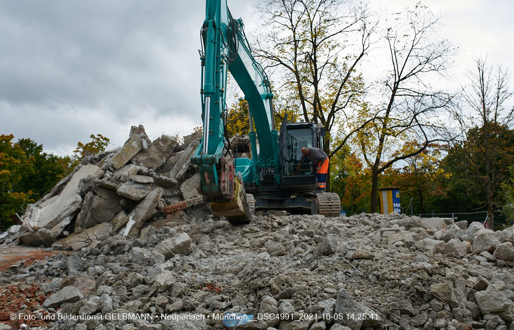 05.10.2021 - Abrissarbeiten am Quiddezentrum in Neuperlach