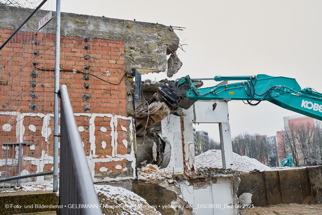 06.12.2021 -Abriss des letzten Hauses im Quiddezentrum in Neuperlach