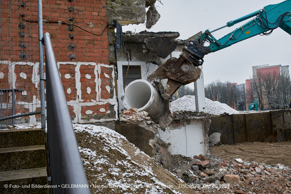 06.12.2021 -Abriss des letzten Hauses im Quiddezentrum in Neuperlach