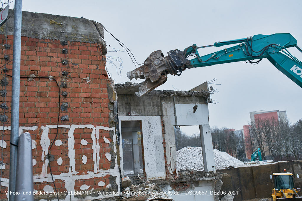 06.12.2021 -Abriss des letzten Hauses im Quiddezentrum in Neuperlach