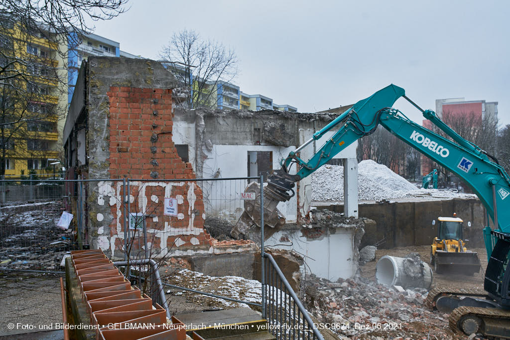 06.12.2021 -Abriss des letzten Hauses im Quiddezentrum in Neuperlach