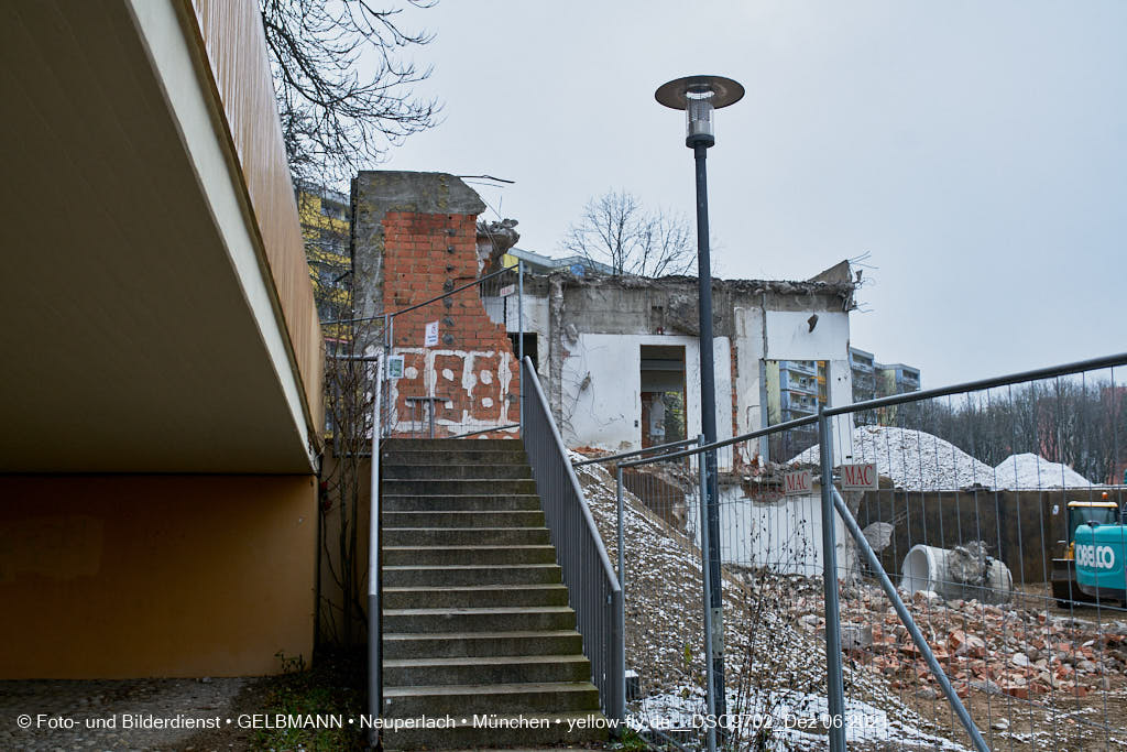 06.12.2021 -Abriss des letzten Hauses im Quiddezentrum in Neuperlach