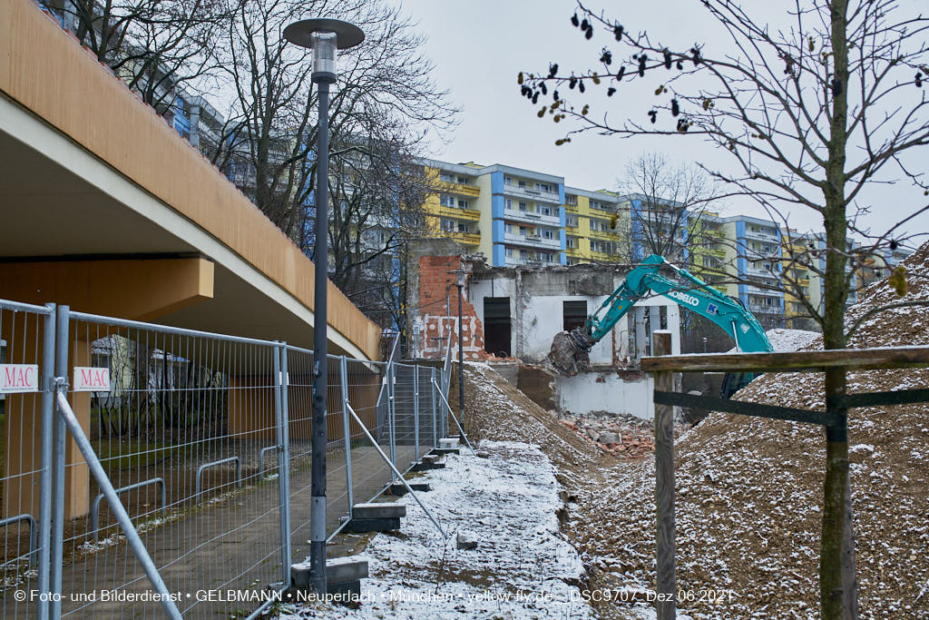 06.12.2021 -Abriss des letzten Hauses im Quiddezentrum in Neuperlach