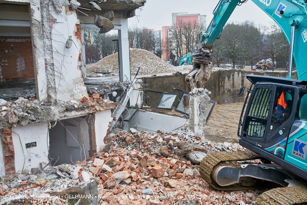 06.12.2021 -Abriss des letzten Hauses im Quiddezentrum in Neuperlach